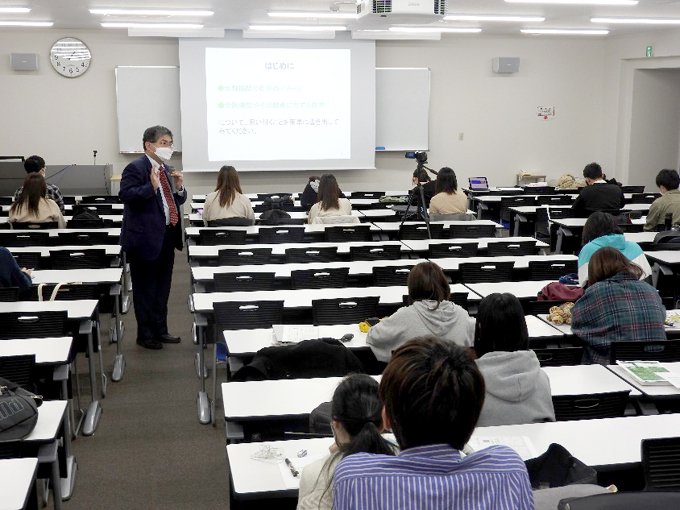 △学生が講師の岡本氏に質問している様子