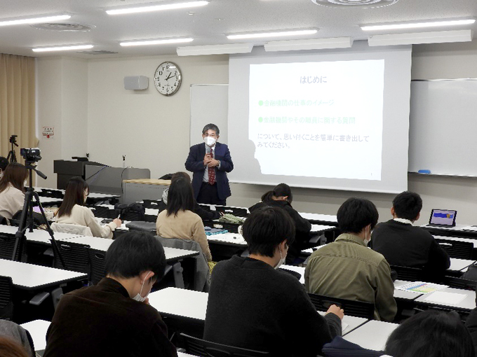 △講師の岡本氏が回答し、それを聞いている学生の様子