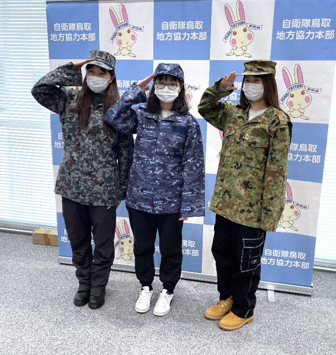 ▲迷彩服の試着をしました。迷彩服の色は、陸上自衛隊［緑(写真右)］、海上自衛隊［青(写真中)］、航空自衛隊「グレー(写真左)」と決まっているそうです。