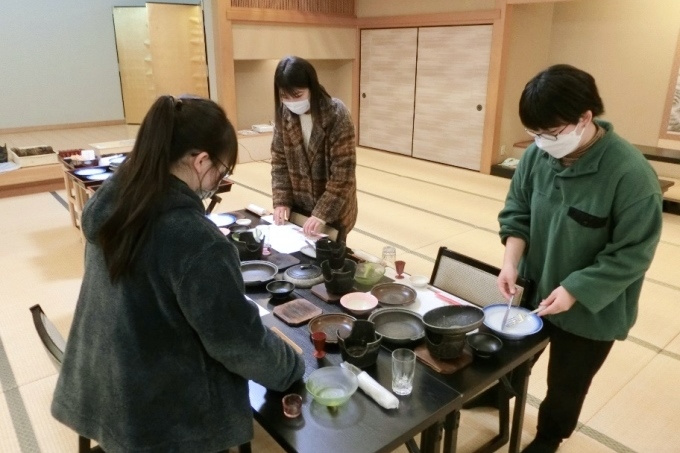 ▲お食事処での配膳体験