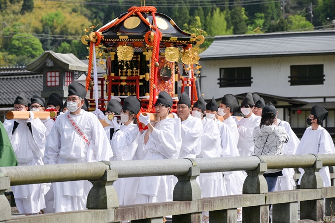 △温泉街を練り歩く行列