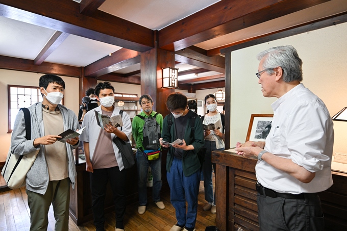 △木谷氏の解説を聞く学生たち