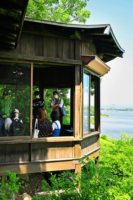 △湖山池を一望できる八角堂形式の展望室