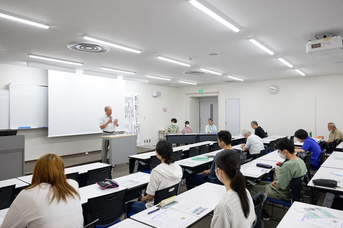 △岡野会長の講演を聞く学生たち