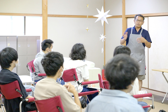 △アットホームな雰囲気で講義を受ける学生たち