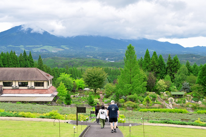 △蒜山ハーブガーデン　ハービルから見える蒜山の景色