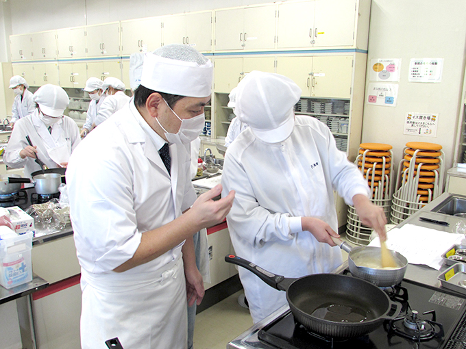 ▲じっくりと練り上げて、おいしい胡麻豆腐をつくります！