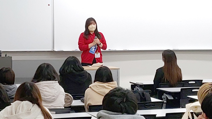 △ガイダンスの様子（伊垢離 真奈さん（株式会社　新日本海新聞社））