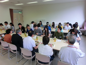 昼食を兼ねた懇談会