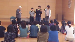 午前中は附属幼稚園・保育園で、園児と保護者の方を対象におはなし会をしました。 実習生や園の先生もお手伝い。みなさん、夢中で聴いています。