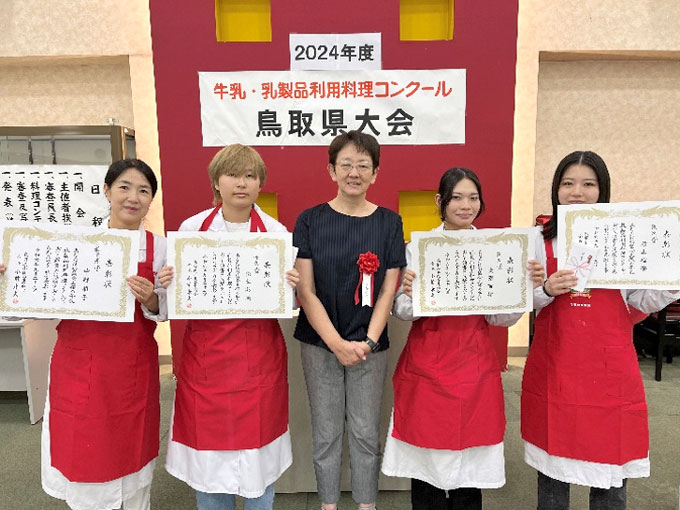 ▲食物栄養専攻の学生、卒業生、審査員長を務めた野津あきこ教授で記念撮影！