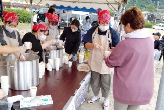 △つみれ汁の提供（食物栄養専攻）