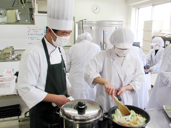 ▲野菜を焦がさないよう、手際よくソテーします！