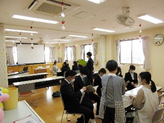 グループごとに保育士さんと意見交換をしています
