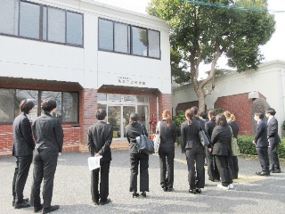 施設の案内を受けています