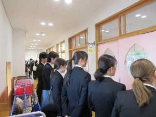 廊下から保育の様子を参観しています