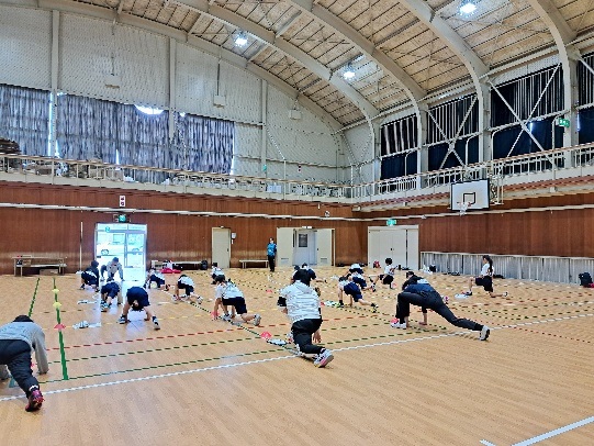 △ジュニアアスリートと一緒に体力トレーニングに参加