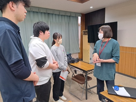 △公認スポーツ栄養士であり鳥取県スポーツ栄養研究会会長の山田恭子先生からご指導を受ける学生たち