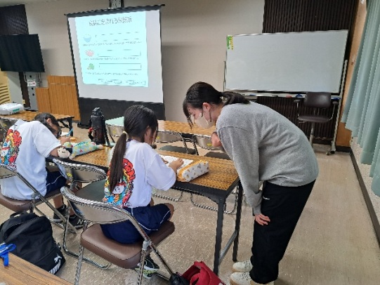 △ジュニアアスリートのワークを手伝う学生たち