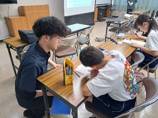 △ジュニアアスリートのワークを手伝う学生たち