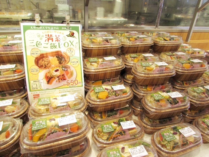 ▲開店時たくさん並んでいたお弁当は、お昼ごろに完売しました！