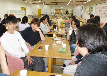 △学生時代では考えられない大人の会話が見られました