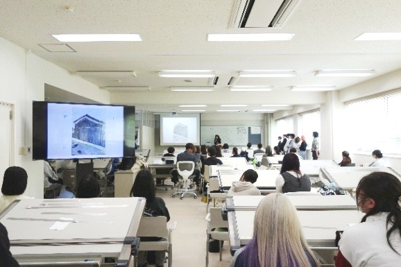 スケッチ講評会の様子