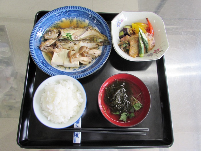 ▲完成した「鰰（はたはた）の煮つけ」「夏野菜と鶏肉の香り焼き 紫蘇味噌添え」「鬼もずく清汁」