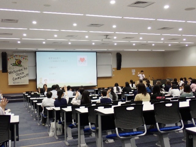 「ココロ」はどこにあると思うか、手を挙げてもらいました。