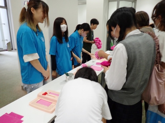 学生スタッフの説明を聞きながら作成中。