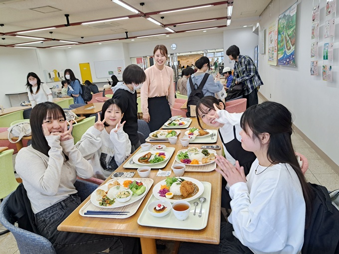 ▲シグナスキッチンで取材を受けている学生