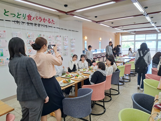 ▲シグナスキッチンで取材を受けている学生