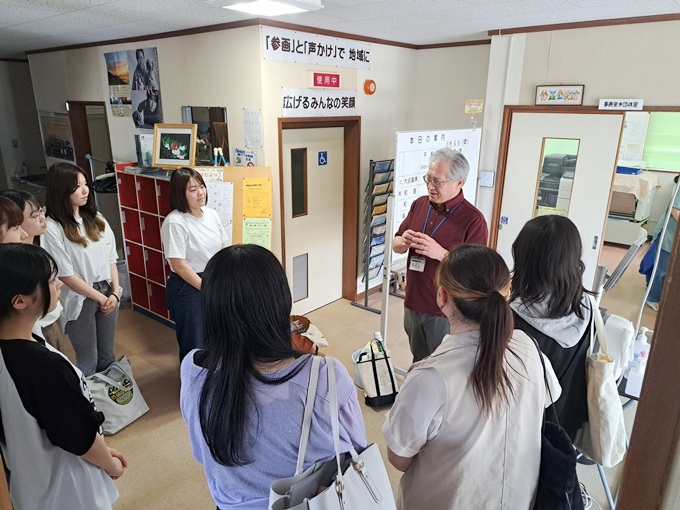 ▲豊福公民館長（元小学校の校長先生）からアドバイスを受ける学生