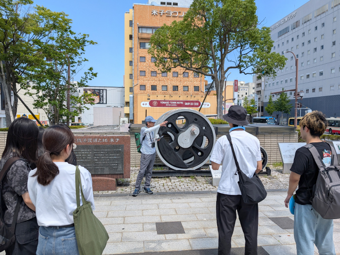 ▲米子駅前の蒸気機関車車輪