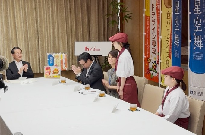 知事に調理のポイントを説明中