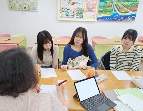 管理栄養士（シグナスキッチン）との検討会の様子