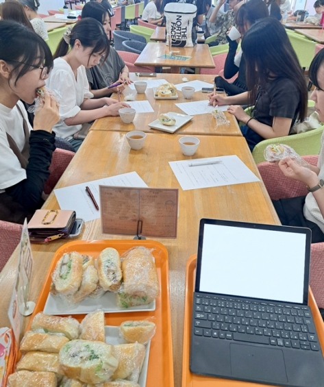 試作品を試食しているシグナスキッチン隊のメンバー