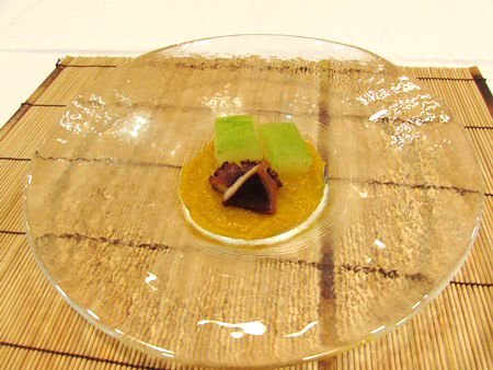 ▲冷鉢の「蛸旨煮と冬瓜」。ガラス食器に盛り付けられた色鮮やかな一品で涼しさを感じます。