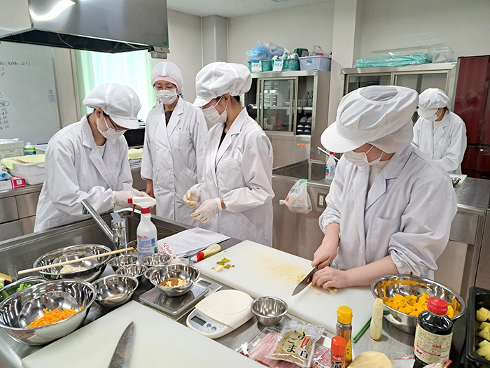 ▲学生が考案した料理を試作し、みんなで1つ1つ検討していきます！