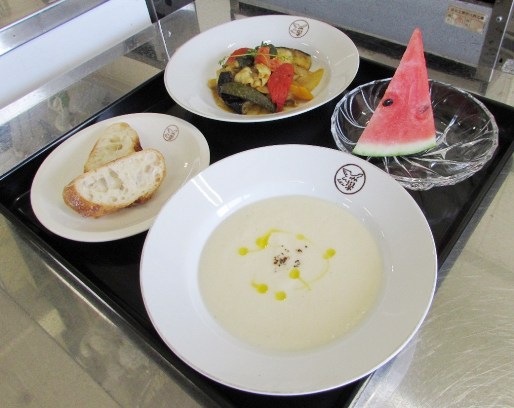 ▲完成した「薄切り豚肉となす・パプリカ・トマト煮込み」「玉ねぎのスープ」