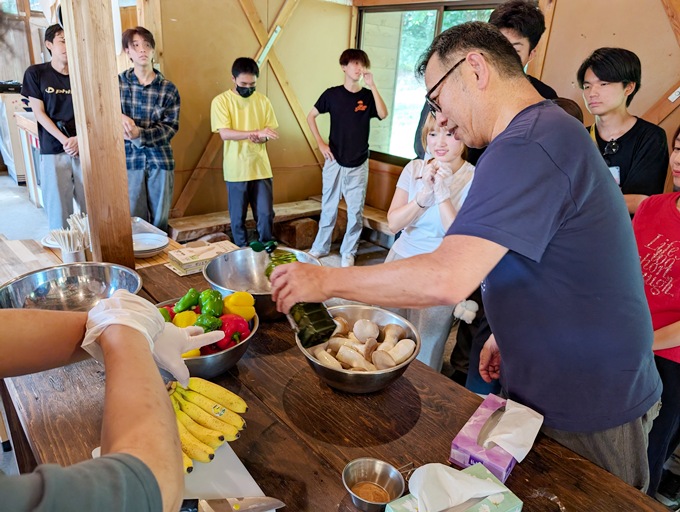 ▲ＢＢＱのためのオイルコーティングを教わりました