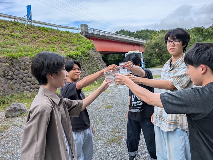 ▲地蔵滝の泉の湧水で乾杯