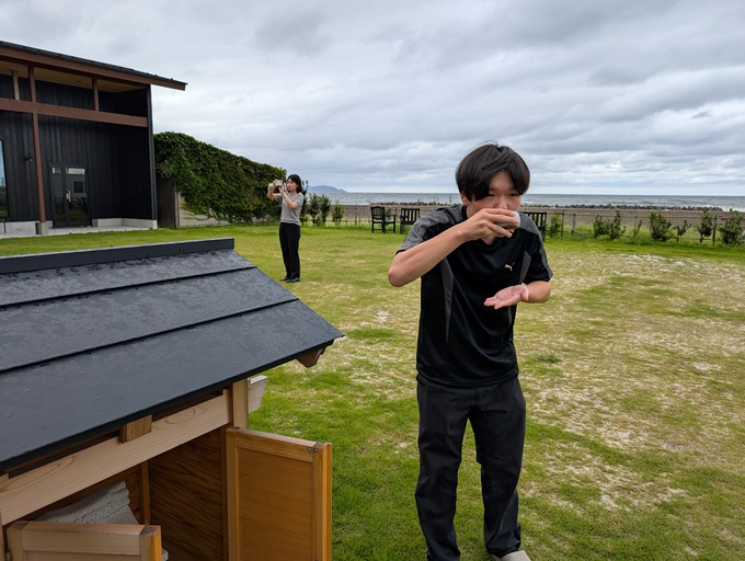 ▲庭園の湧き水を味わう