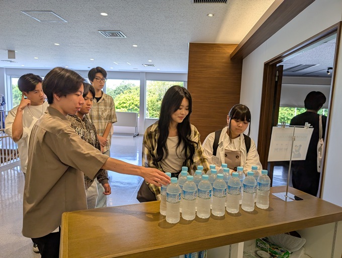 ▲ペットボトルの天然水をお土産にいただきました