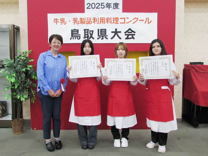 ▲県大会で『優良賞』を受賞した学生と、審査員長を務めた野津あきこ教授