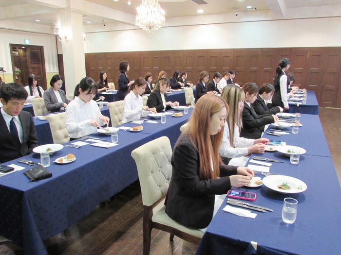 ▲ナイフとフォークの正しい使い方を実践中！