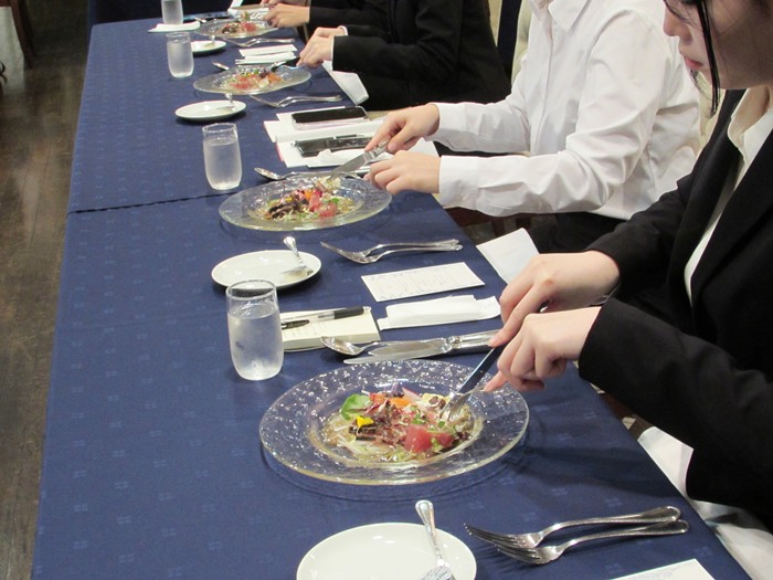 ▲ナイフとフォークの正しい使い方を実践中！