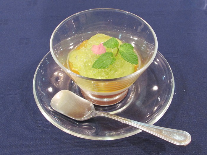 ▲デザートの「シャインマスカットのベリーヌ」。ベリーヌとは、透明な容器にムースやゼリーを幾層にも重ねて盛り付けられた料理のことです。層毎の食感や味の違いを楽しむことができました。