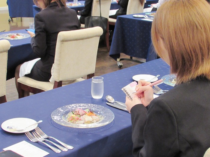 ▲料理を前に、真剣にメモをとっています！