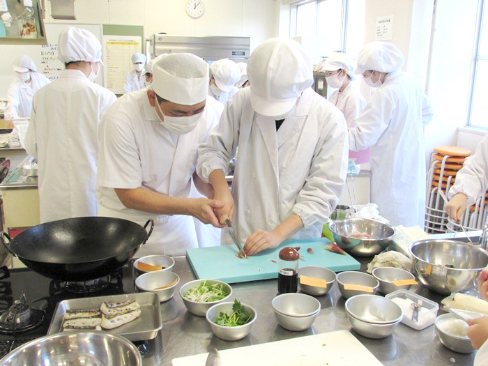 ▲野菜の切り方のポイントを丁寧にご指導いただきました。